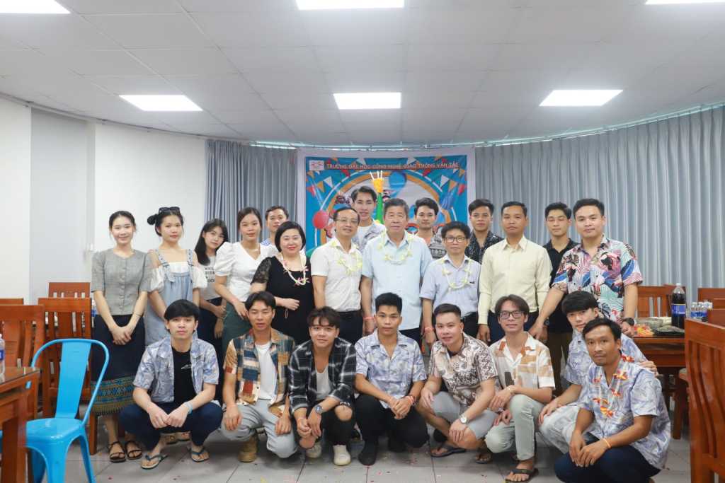 UTT tổ chức chúc mừng Tết cổ truyền Bunpimay 2024 cho lưu học sinh nước CHDCND Lào 