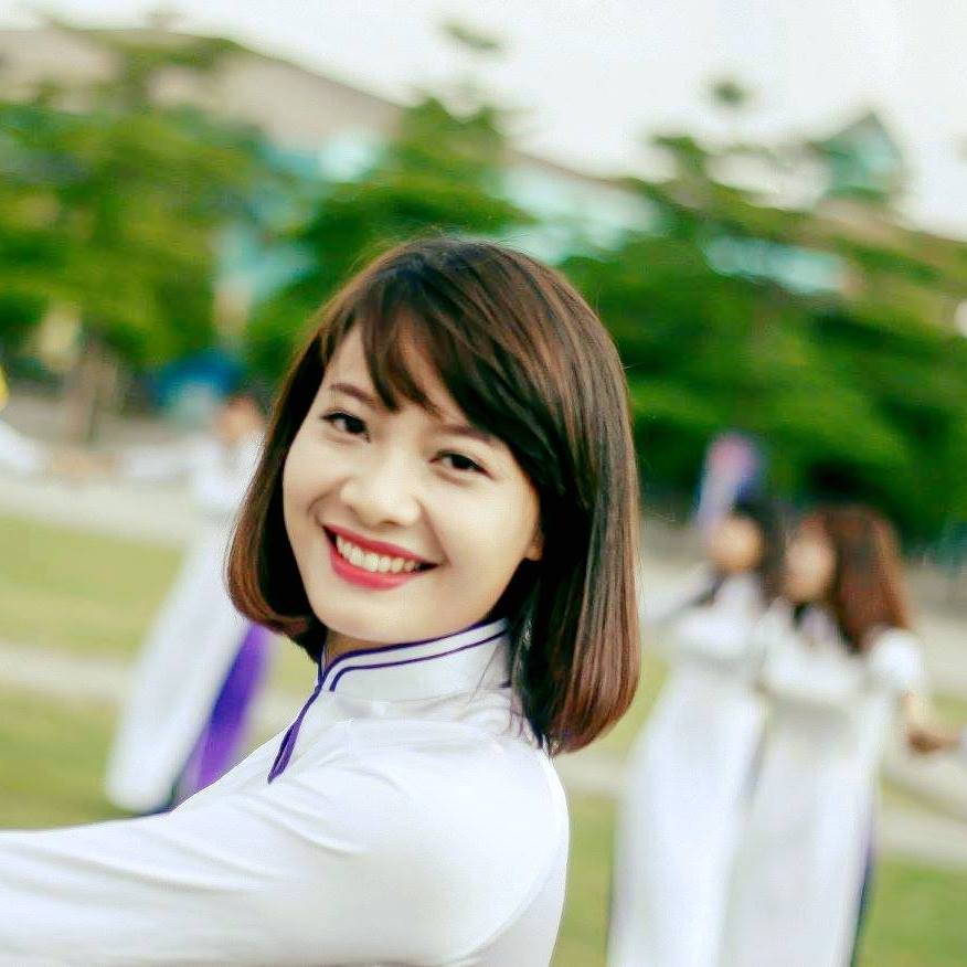 Cảm xúc ngày ra trường của Nguyễn Bảo Linh, lớp 65DCKT02 - nữ sinh viên tài năng với nụ cười tỏa nắng