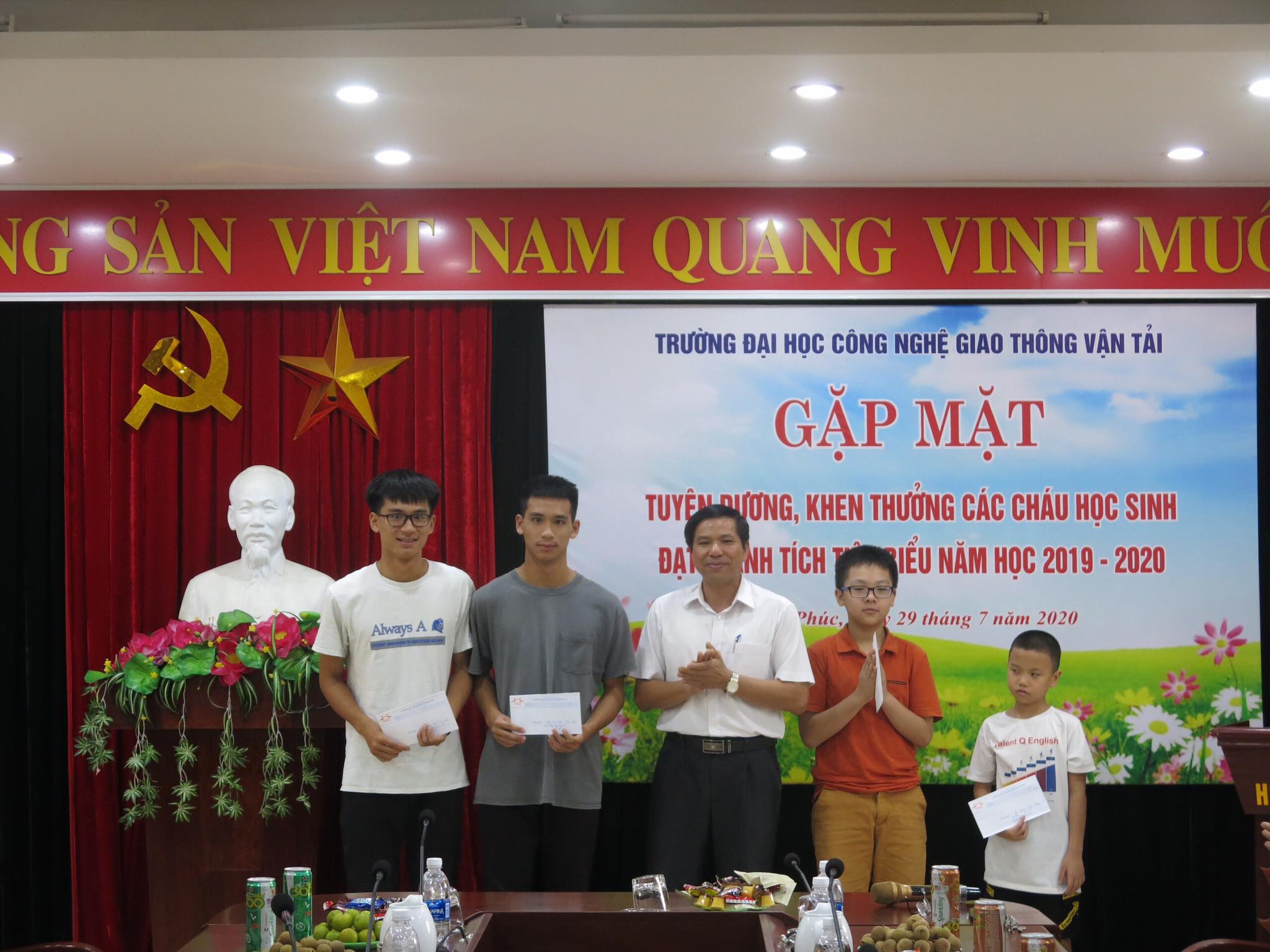 Gặp mặt, tuyên dương, khen thưởng các cháu học sinh đạt thành tích tiêu biểu năm học 2019 - 2020