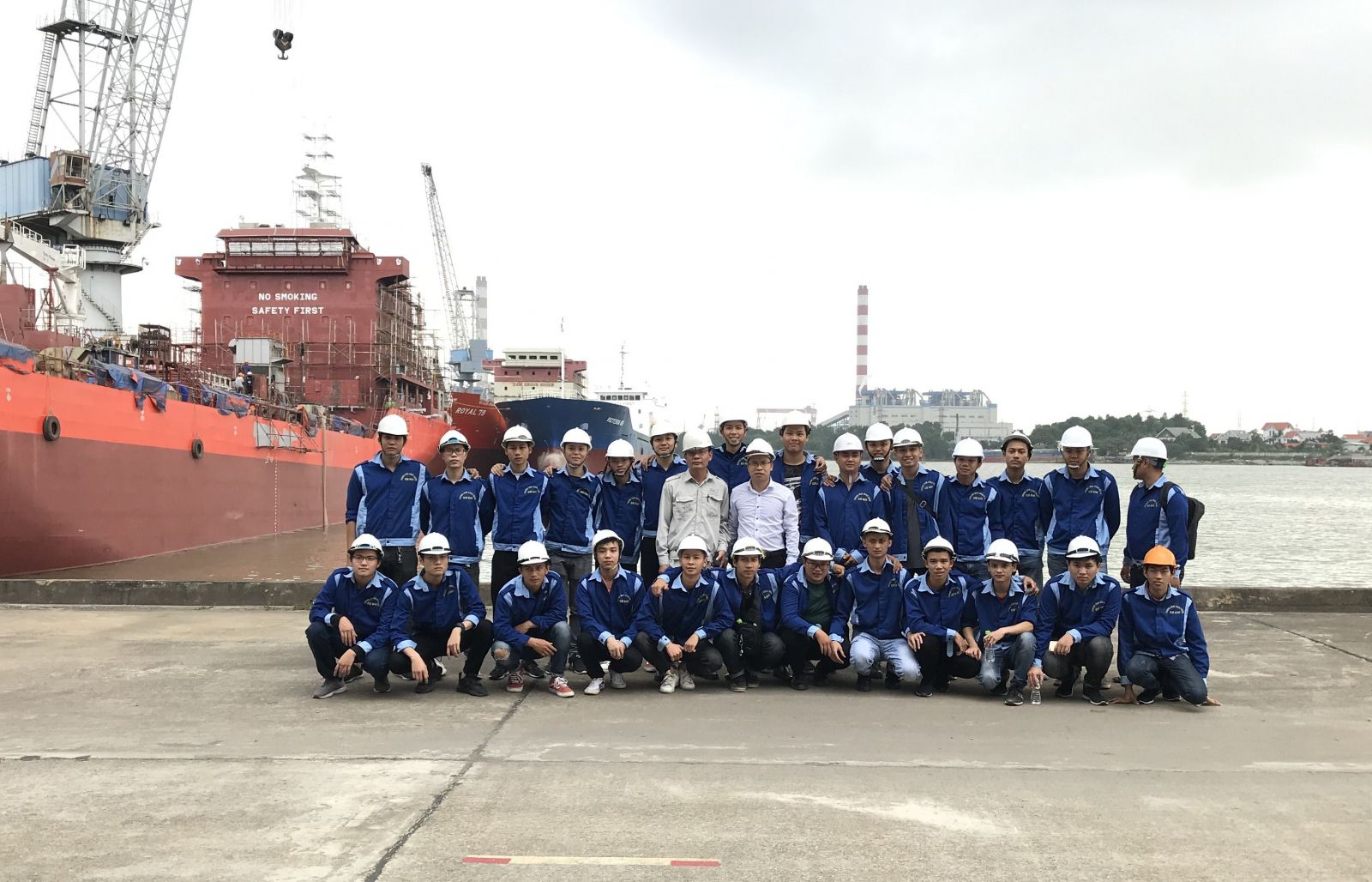 Sinh viên Chuyên ngành CNKT Cơ khí Máy tàu thủy tham quan thực tế Nhà máy Đóng tàu Phà Rừng