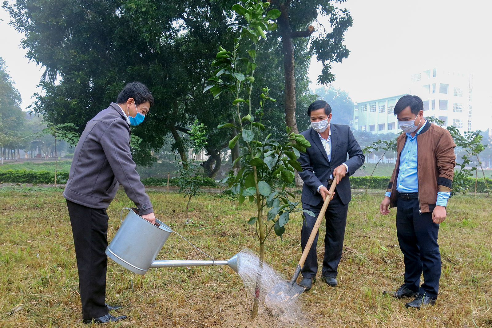 Trường Đại học Công nghệ GTVT tổ chức trồng cây đầu Xuân Canh Tý 2020