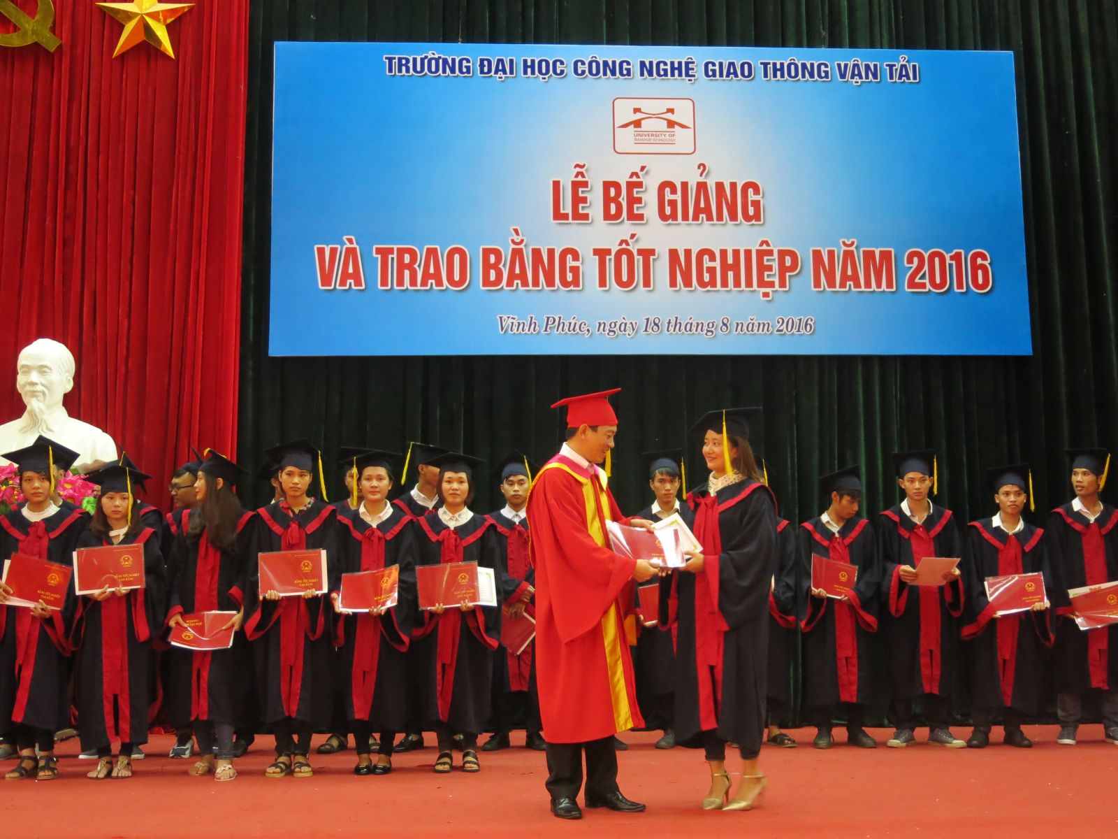 Lễ bế giảng và trao bằng tốt nghiệp cho các tân kỹ sư công nghệ Khóa 62, cử nhân đại học Khóa 63, cao đẳng Khóa 64