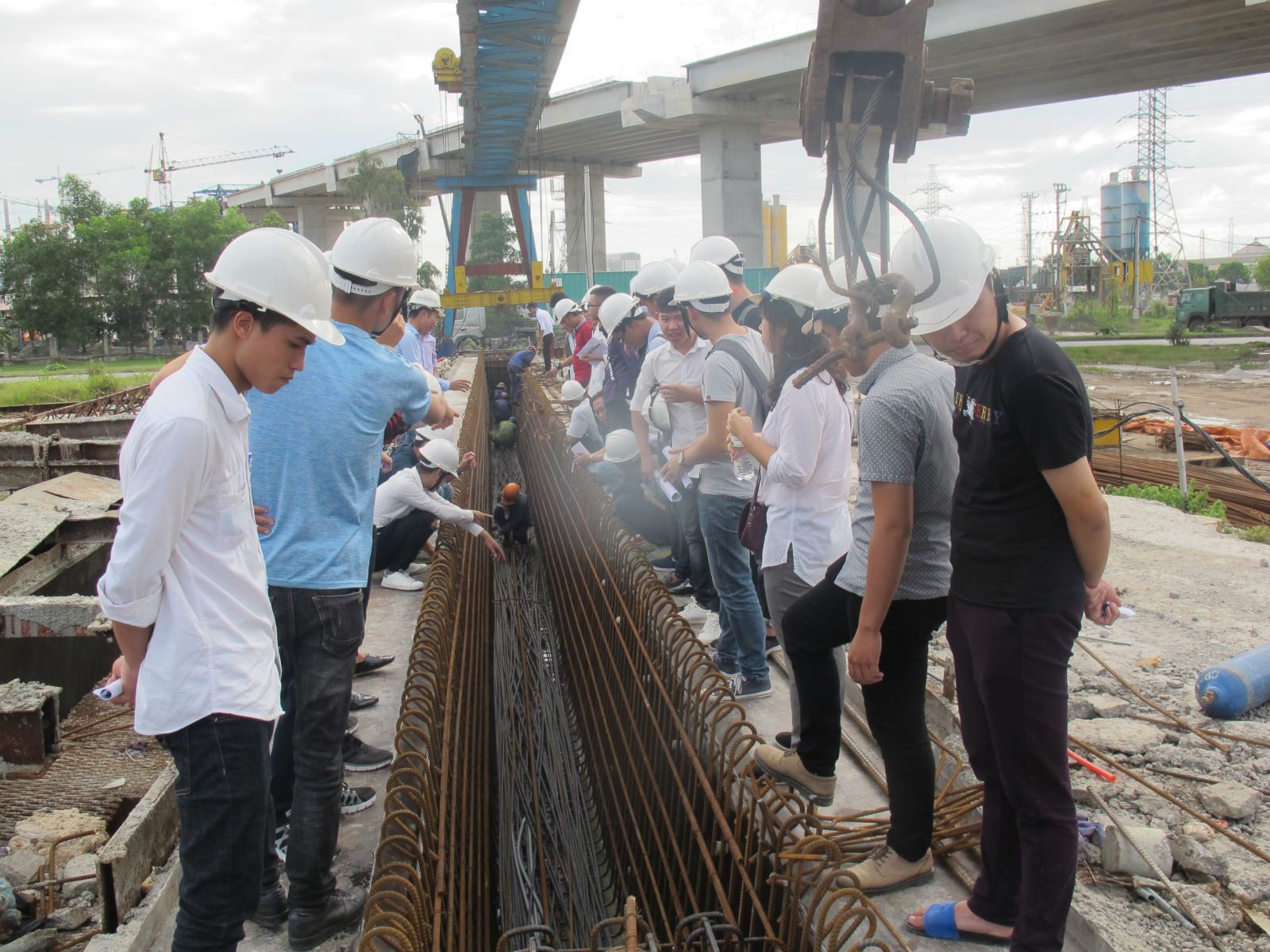 Sinh viên Ngành Công trình tham quan,  học tập ngoại khóa tìm hiểu các công nghệ thi công hiện đại tại công trình cầu Bạch Đằng