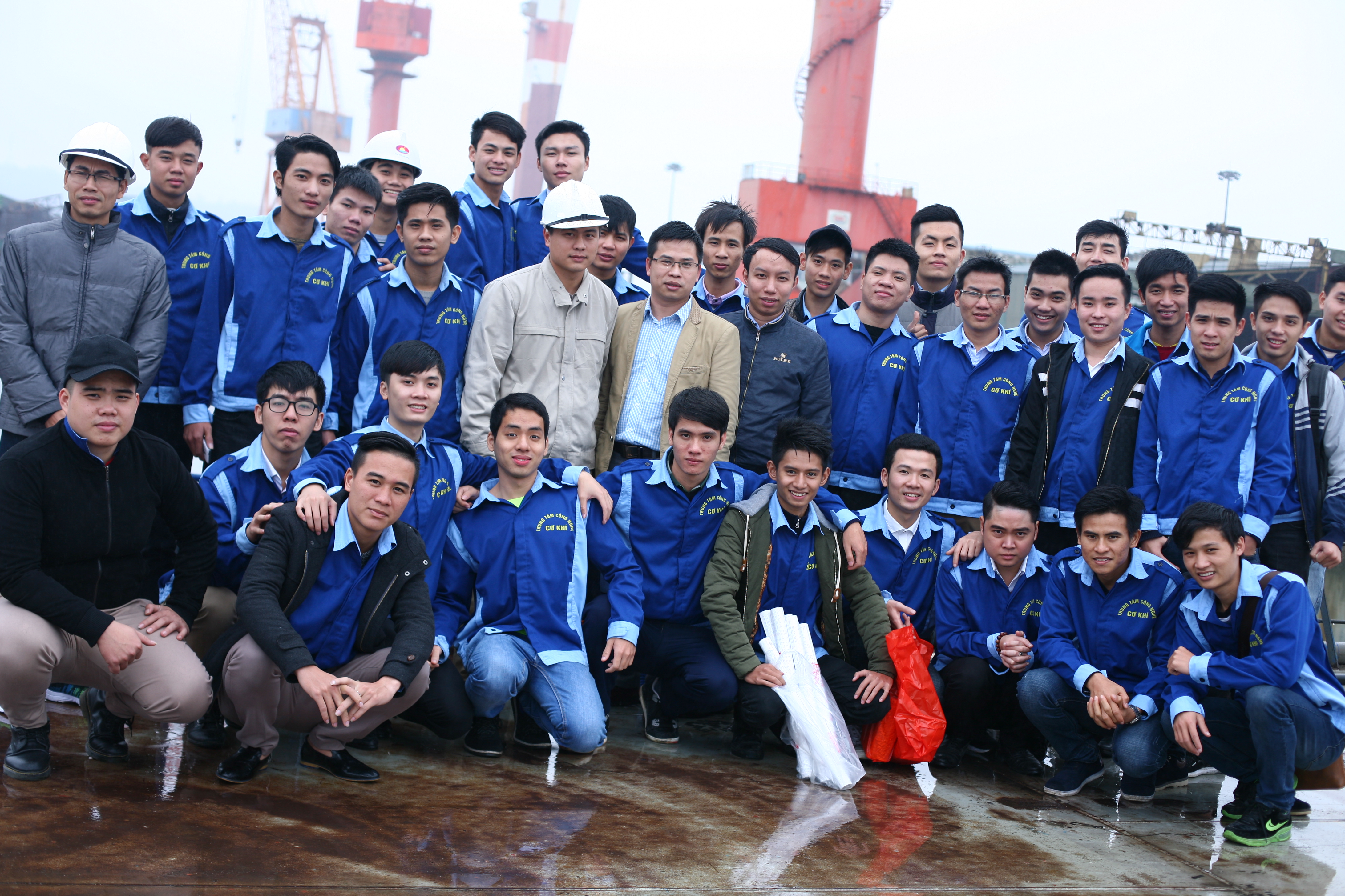 Sinh viên Chuyên ngành CNKT Cơ khí Máy tàu thủy tham quan thực tế nhà máy đóng tàu Hạ Long