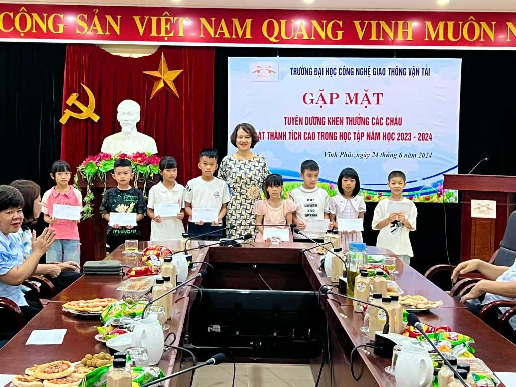 Gặp mặt tuyên dương, khen thưởng các cháu đạt thành tích cao trong học tập năm học 2023-2024